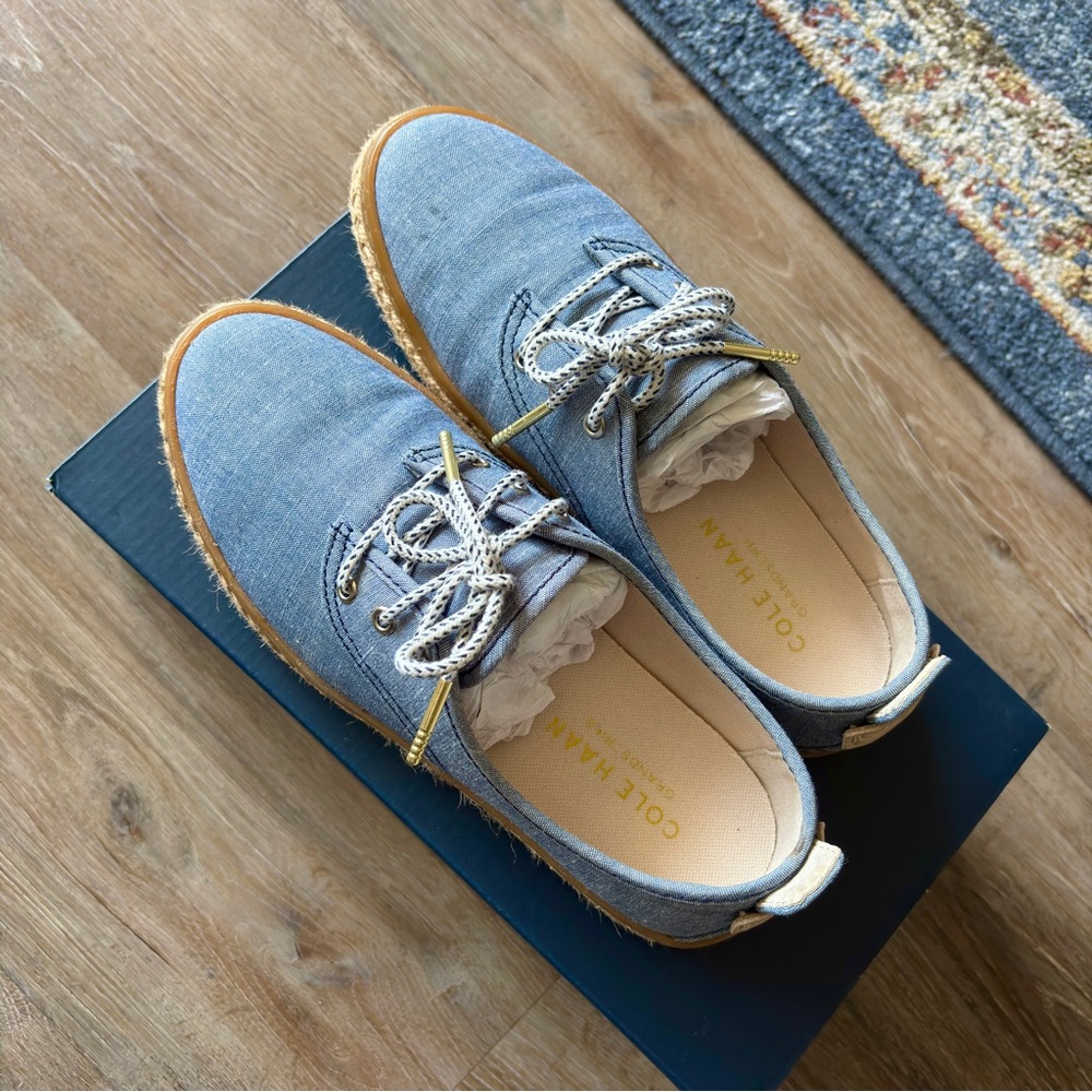 Cole Haan CLOUD 3EYE ESPDRILLE
Color CHAMBRAY/NATURAL Size 5B